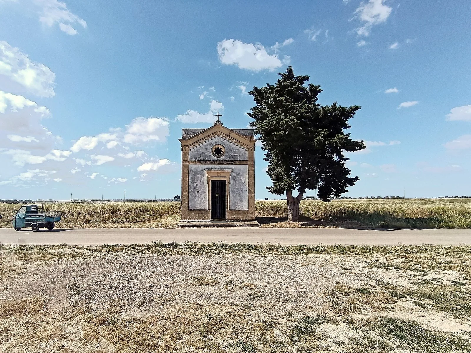 Una cappella isolata lungo una strada di campagna salentina