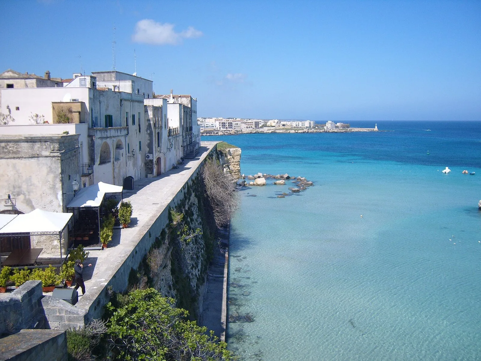 Otranto vista dal bastione, con il mare e il centro storico