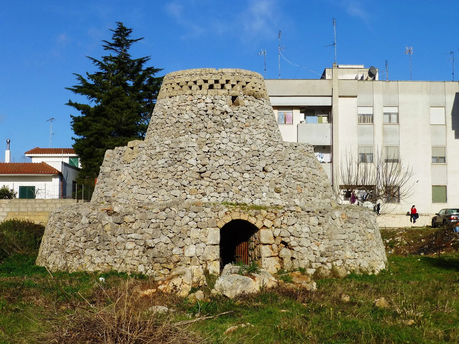 Una pajara in pietra a secco nella campagna salentina