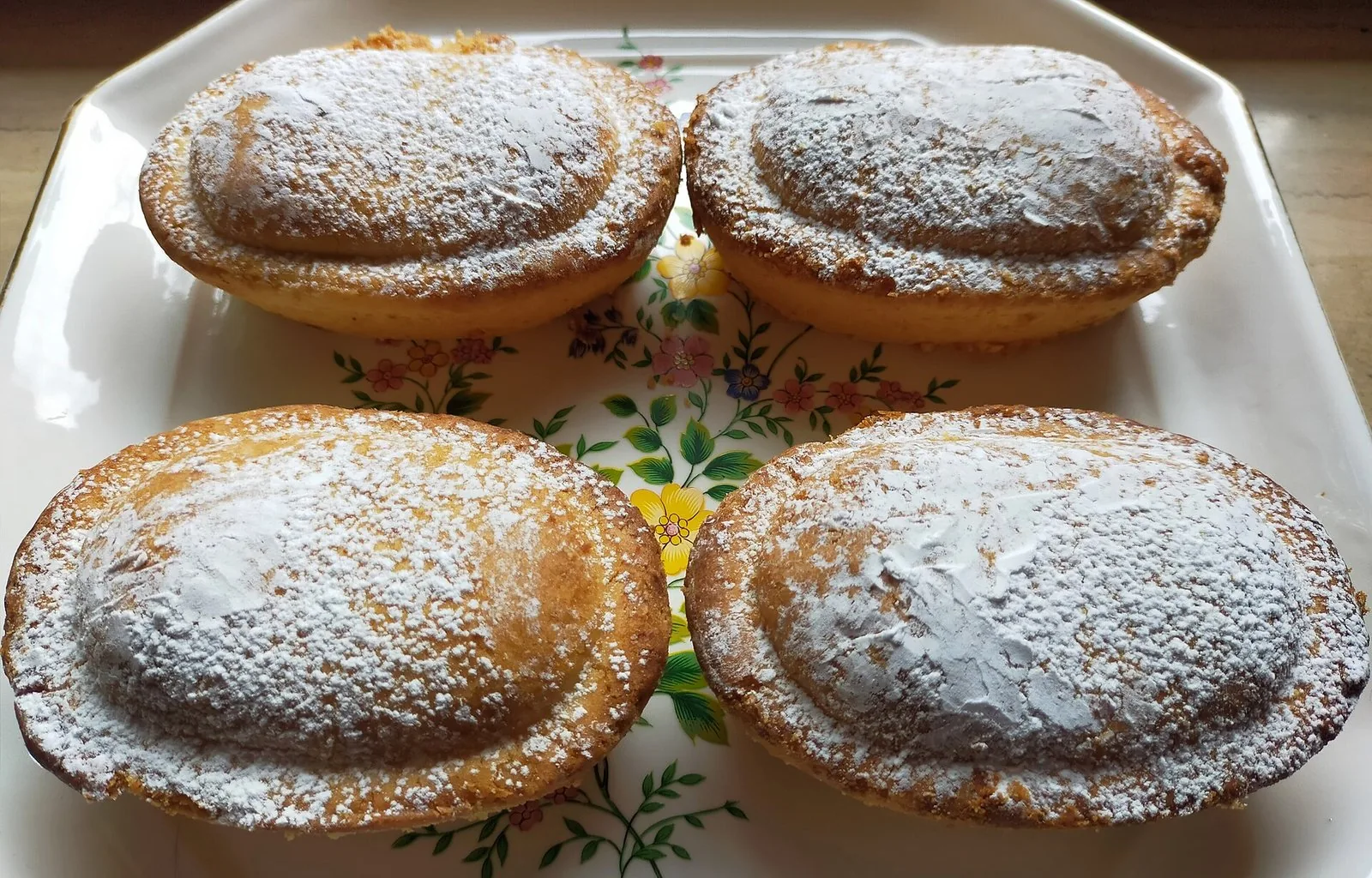 Pasticciotti appena sfornati su un vassoio